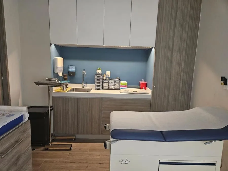 Área clínica y camilla de revisión